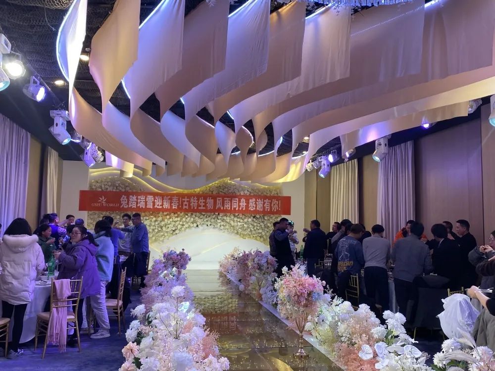 所有員工歡聚一堂，共同舉杯慶祝