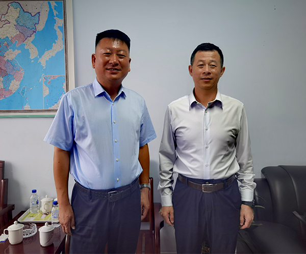 工信局局長田東輝(左一)與金連海副校長合影 工信局局長田東輝(左一)與金連海副校長合影